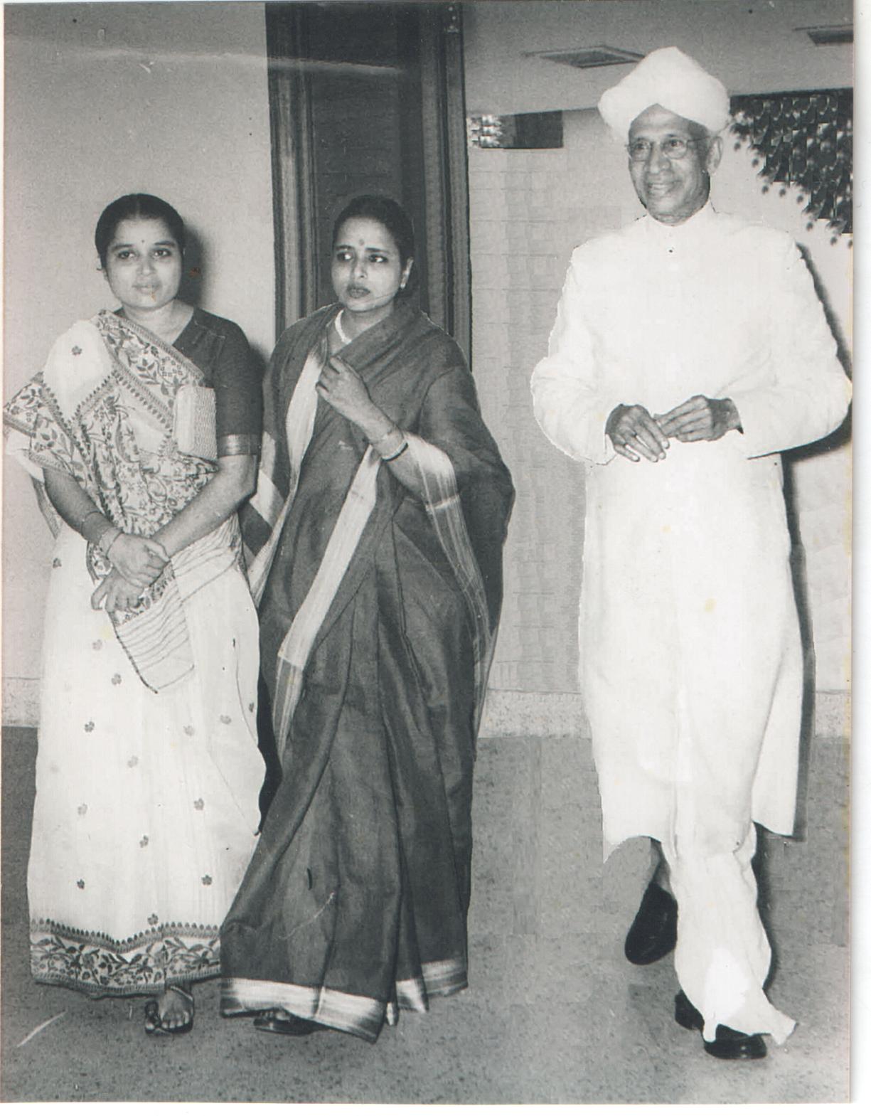 President of the Indian National Theatre (INT) Vidyaben Shah with President of India Dr Radhakrishnan and Smt Shiela Bharat Ram at the INT in 1963